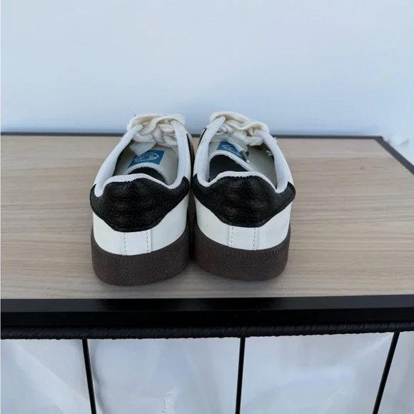 Striped sneakers - Picture 3 of 4